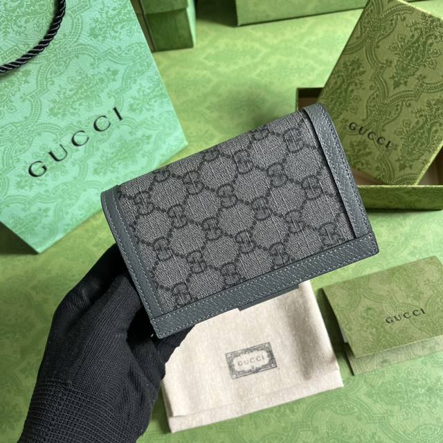 配全套原厂绿盒包装 Ophidia系列护照夹 Gg标识由在1930年代出现的gucci钻石菱格纹演化而来 并从此成为gucci的传统精髓 这款全新ophidia