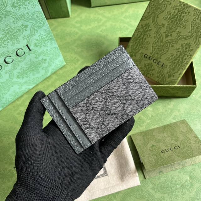配全套原厂绿盒包装 Ophidia系列卡包 Gg标识由在1930年代出现的gucci钻石菱格纹演化而来 并从此成为gucci的传统精髓 这款全新ophidia系