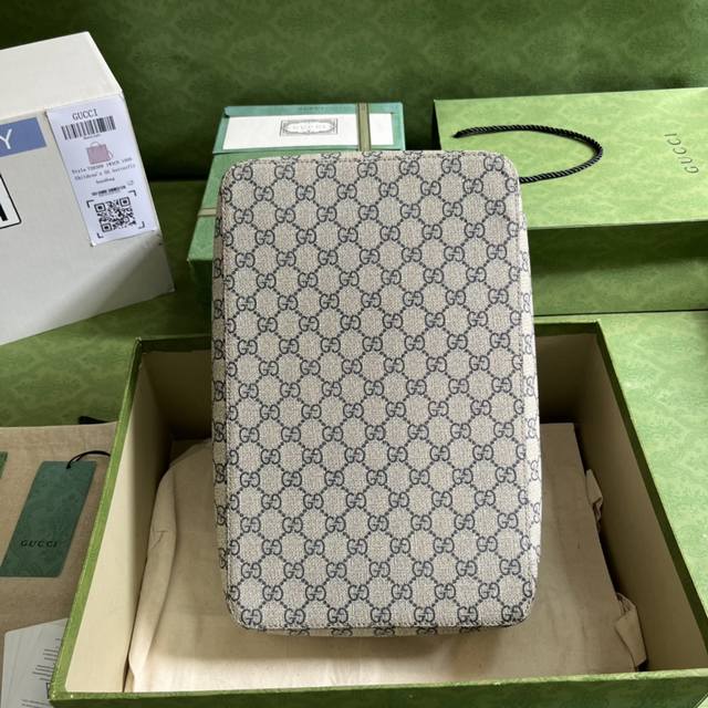 配全套原厂绿盒包装 Gg大号方包 Gucci新款旅行用品系列借鉴了1900年代的设计元素 那是豪华旅行箱包的鼎盛时期 这款方包采用品牌高辨识度的蓝色gg Sup