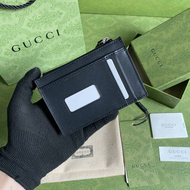 配全套原厂绿色包装 令人欲罢不能的美包你收了吗 Gg Marmont系列 优雅精巧的设计可是俘获了不少少女的芳心 同时也是全球达人必备的百搭单品 超级赞 型号
