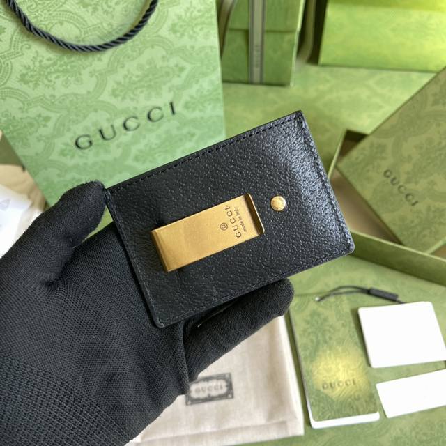 配全套原厂绿盒包装 G家最新卡包到货 也可作为卡包使用 是品牌主推的一款实用设计单品 经典gg图案是品牌在30年代开始使用的标志性元素之一 历经近一个世纪的发展