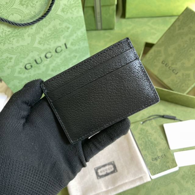 配全套原厂绿盒包装 G家最新卡包到货 也可作为卡包使用 是品牌主推的一款实用设计单品 经典gg图案是品牌在30年代开始使用的标志性元素之一 历经近一个世纪的发展