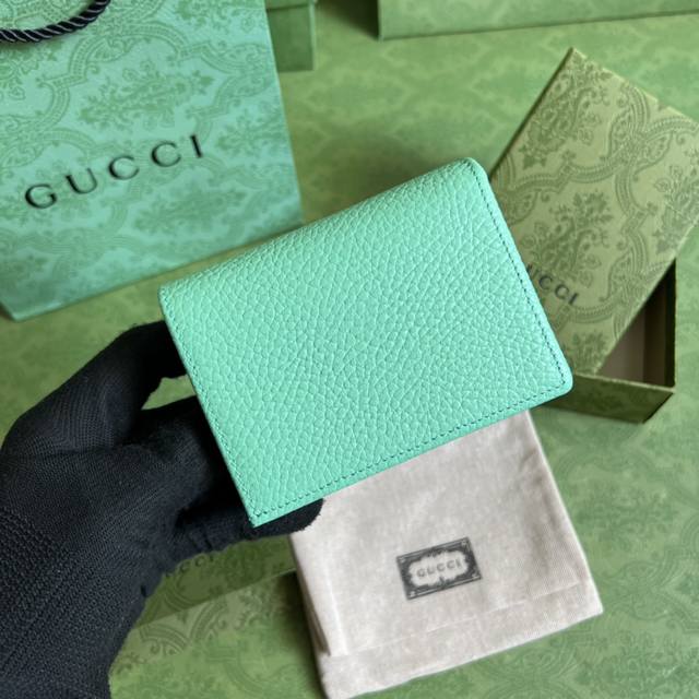 配全套原厂绿盒包装 Gg Marmont系列卡包 这款gg Marmont系列卡包采用经典耐看的浅绿双色皮革制作 为 Aria-时尚咏叹调 系列再添经典之作 双
