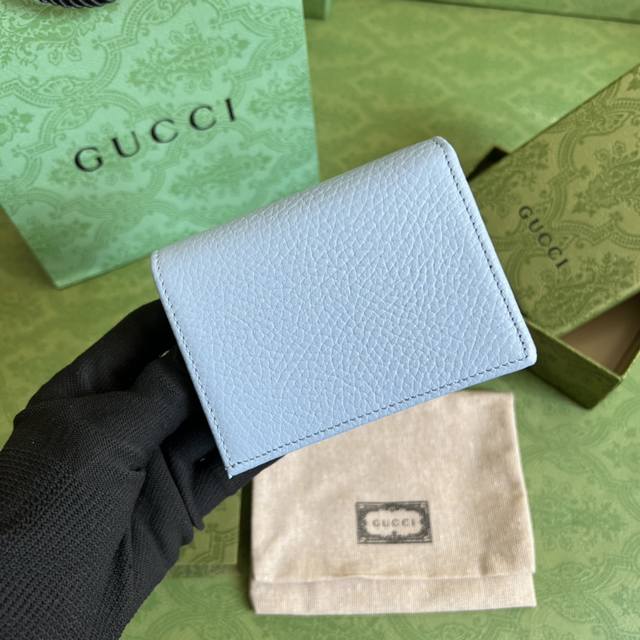 配全套原厂绿盒包装 Gg Marmont系列卡包 这款gg Marmont系列卡包采用经典耐看的浅蓝双色皮革制作 为 Aria-时尚咏叹调 系列再添经典之作 双