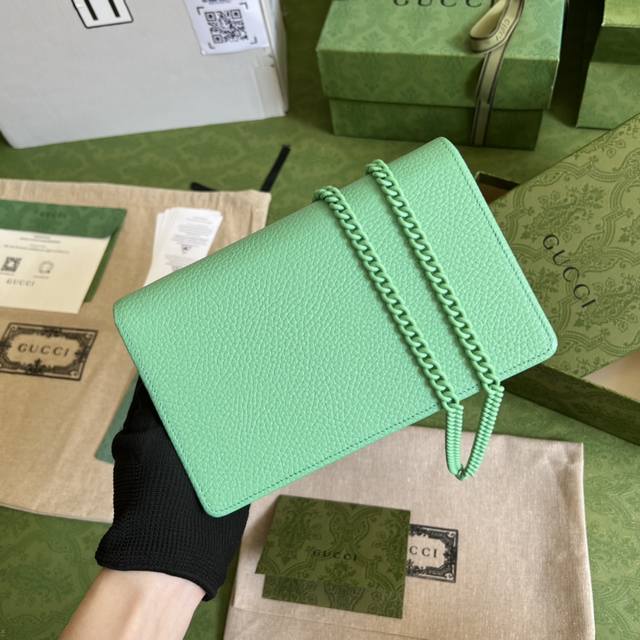 配全套原厂绿盒包装 这款gg Marmont系列链带钱包焕新演绎前几个系列中的设计 采用清爽的淡绿色皮革制作 为 古驰爱的进行曲 系列带来惊艳之作 双g配件源于