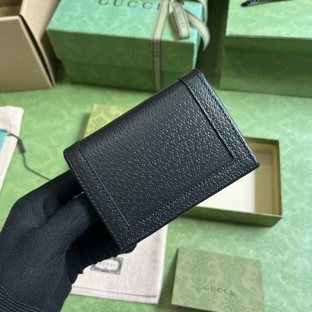 配全套原厂绿盒包装 Gucci Diana竹节卡包 这款卡包采用别致的竹节锁扣设计 突显gucci设计美学中对材料的灵活运用 卡包由黑色光面皮革制作而成 饰以经