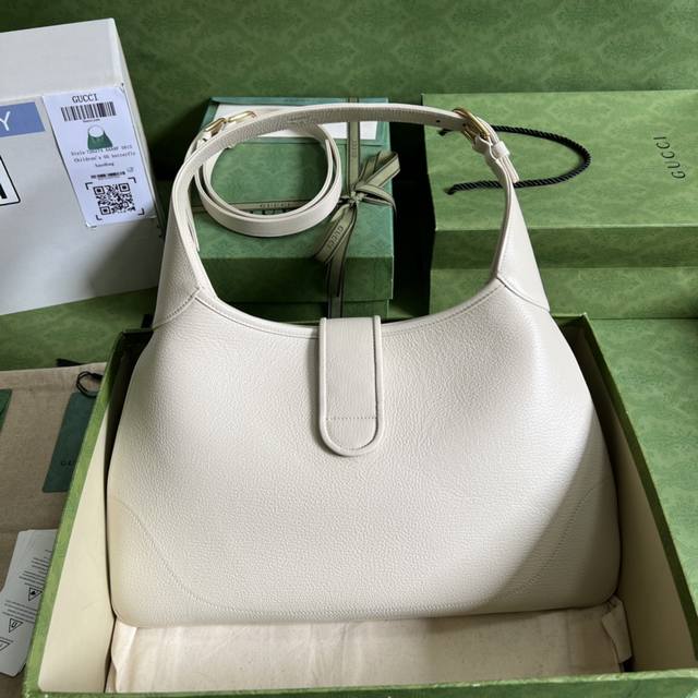配全套原厂绿盒包装 Gg 古驰创星说 Gucci Cosmogonie 系列在意大利历史悠久的蒙特城堡亮相 秀场上 不同时代 不同地理位置的美学元素交相辉映 将