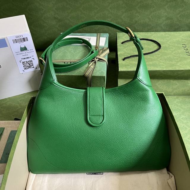 配全套原厂绿盒包装 Gg 古驰创星说 Gucci Cosmogonie 系列在意大利历史悠久的蒙特城堡亮相 秀场上 不同时代 不同地理位置的美学元素交相辉映 将