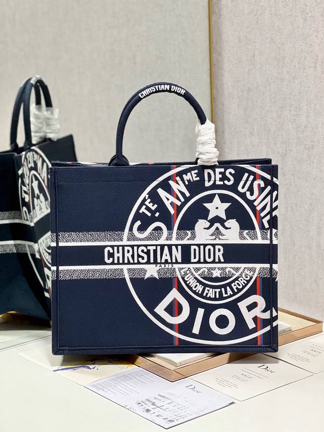 蓝色圆标 大号 Dior Book Tote 购物袋 这款book Tote手袋灵感来自女装创意总监玛丽亚 嘉茜娅 蔻丽 Maria Grazia Chiuri