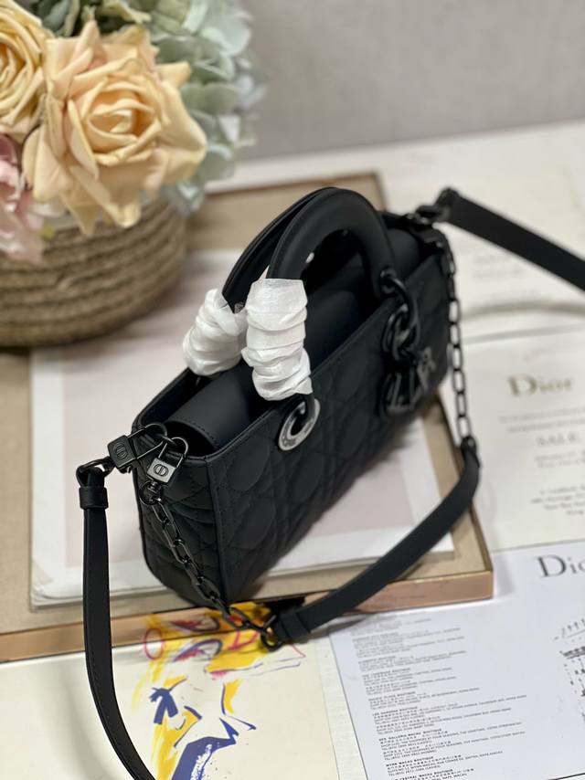 小号 Lady D-Joy 手袋 磨砂黑 这款 Lady D-Joy 手袋凸显 Lady Dior 系列的简约美学 集中体现了 Dior 对典雅和美丽的深刻洞见