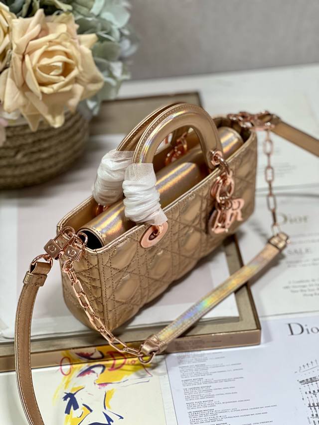 小号 Dior Or Lady D-Joy 手袋 荧光 香槟粉 这款 Lady D-Joy 手袋来自 Dior Or 系列 突显 Lady Dior 系列的简约