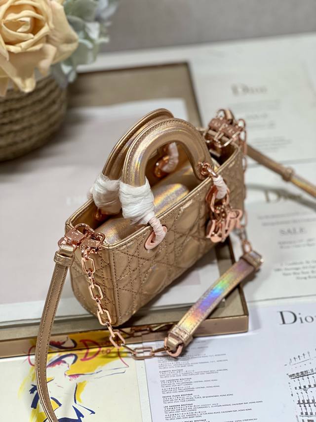 迷你 Dior Or Lady D-Joy 手袋 荧光 香槟粉 这款 Lady D-Joy 手袋来自 Dior Or 系列 突显 Lady Dior 系列的简约