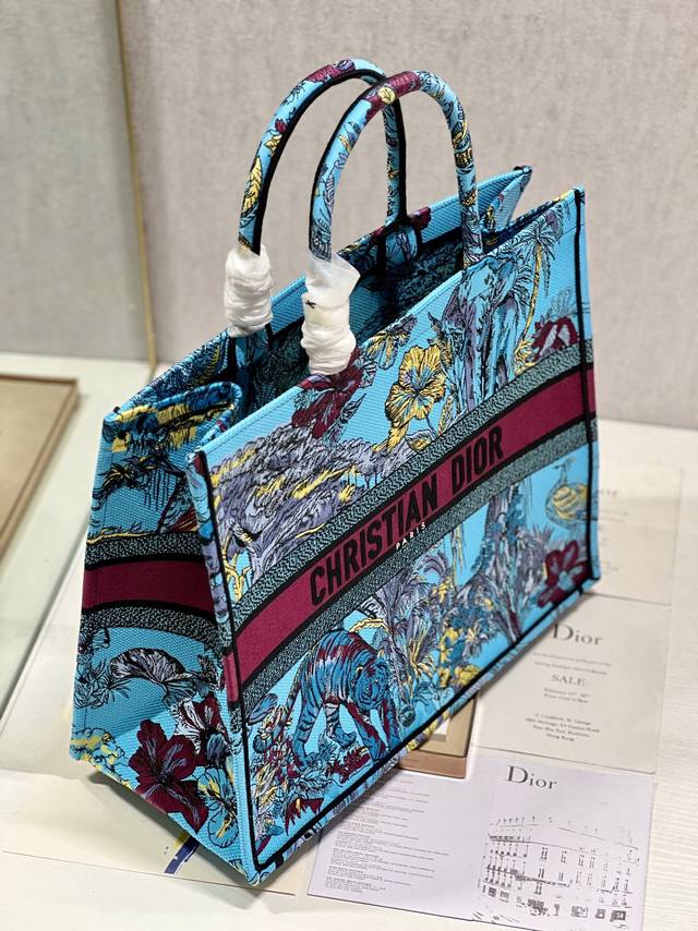 大象蓝 大号 Dior Book Tote 购物袋 这款book Tote手袋灵感来自女装创意总监玛丽亚 嘉茜娅 蔻丽 Maria Grazia Chiuri
