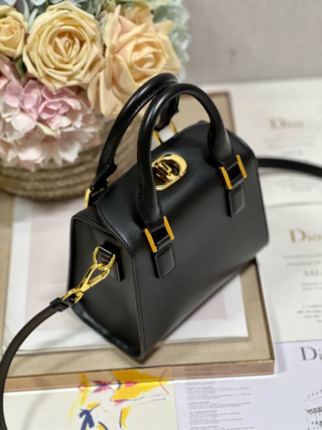 特惠 Dior小号 Boston 手袋 黑色 这款 Boston 手袋是二零二三秋冬成衣系列新品 彰显高雅摩登的魅力 致敬 Dior 的精湛工艺 采用黑色牛皮精