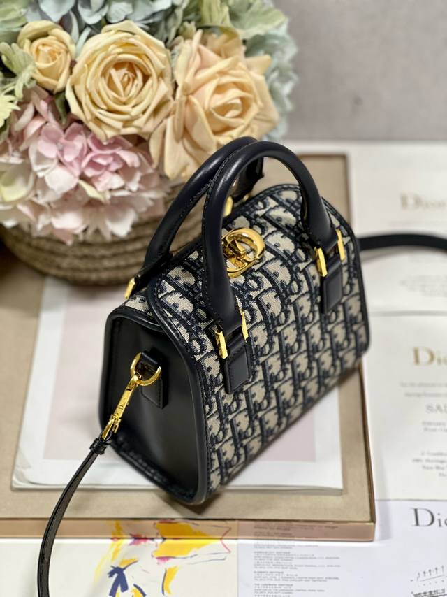 Dior小号 Boston 手袋 布蓝 特惠 这款 Boston 手袋是二零二三秋冬成衣系列新品 彰显高雅摩登的魅力 致敬 Dior 的精湛工艺 采用经典老花配