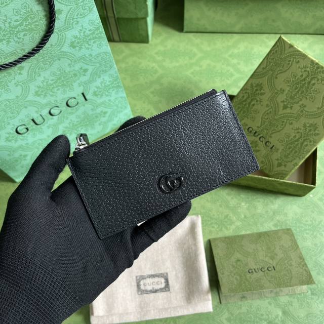 配全套原厂绿盒包装 Gg Marmont系列皮革卡包 Gucci持续更新配色 添加更精致的色调 在全新配色与组合中 品牌运用现代视角 重新诠释经典gg Marm