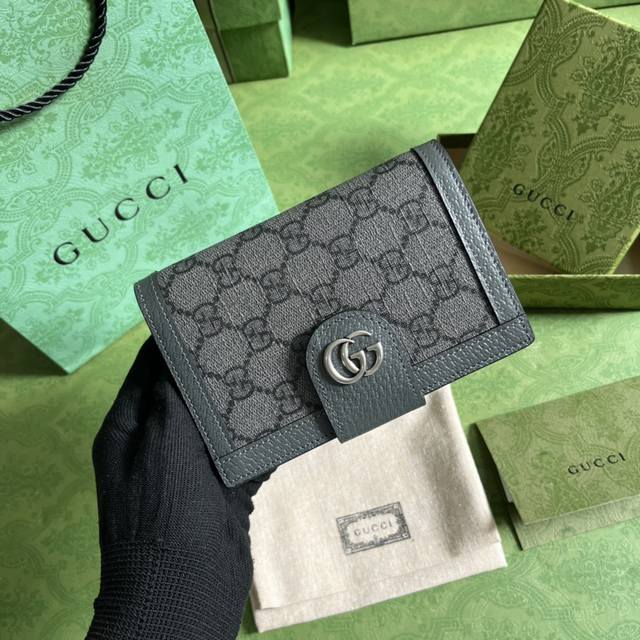 配全套原厂绿盒包装 Ophidia系列护照夹 Gg标识由在1930年代出现的gucci钻石菱格纹演化而来 并从此成为gucci的传统精髓 这款全新ophidia