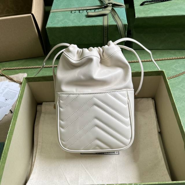 配全套原厂绿盒包装 Gg Marmont系列迷你水桶包 这款迷你水桶包以白色绗缝v型皮革匠心打造 作为gg Marmont系列的标志性元素 金色调双g造型配件是