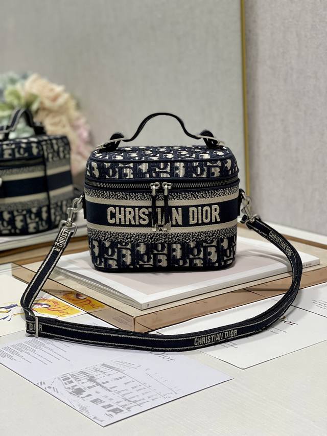 Dior迪奥 新品斜挎化妆包 正面饰以 Christian Dior 标志 搭配可拆卸 可调节的同色调刺绣肩带 令造型更加精致 精巧的设计充分体现 Dior 的