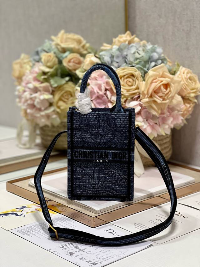 Dior迪奥 新品迷你book Tote手机袋 牛仔蓝虎 这款手机袋是本季新品 由玛丽亚 嘉茜娅 蔻丽 Maria Grazia Chiuri 设计 令标志性的