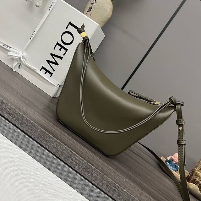 骰子挂饰 Loewe罗意威 新品经典牛皮革hammock Hobo手袋 将经典手袋能轻松改变形状的设计进行解构 保留颇具代表性的吊床造型 打造出一款时尚百搭且符