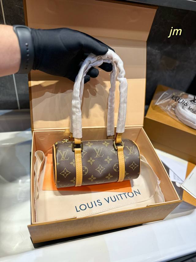 礼盒包装 Louis Vuitton推荐的中古圆筒包 也是腋下包 搭配链条可斜挎 今年大火的腋下包 可见的岁月更迭并不能阻止它不败的人气