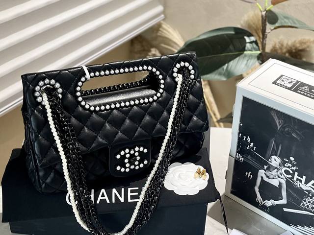 折叠礼盒 Chanel 23A手工坊 珍珠链条包 应该是买到本季包王了吧黑色珍珠太绝了 手提 单肩 斜挎 尺寸29*19Cm