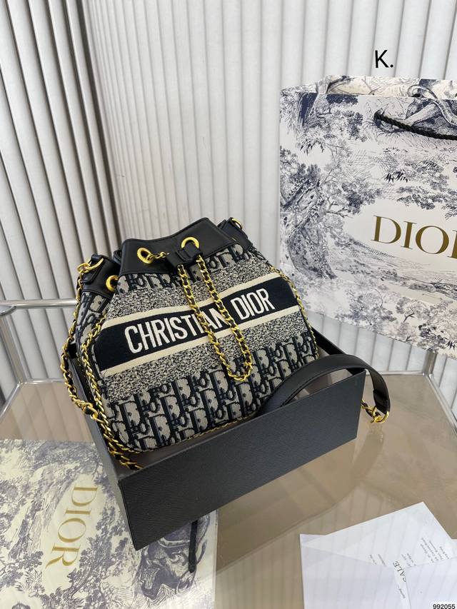 配盒 Dior迪奥水桶包 精致可爱 大小刚刚好 容量很ok 不是小废包哦 尺寸 21 21 - 点击图像关闭