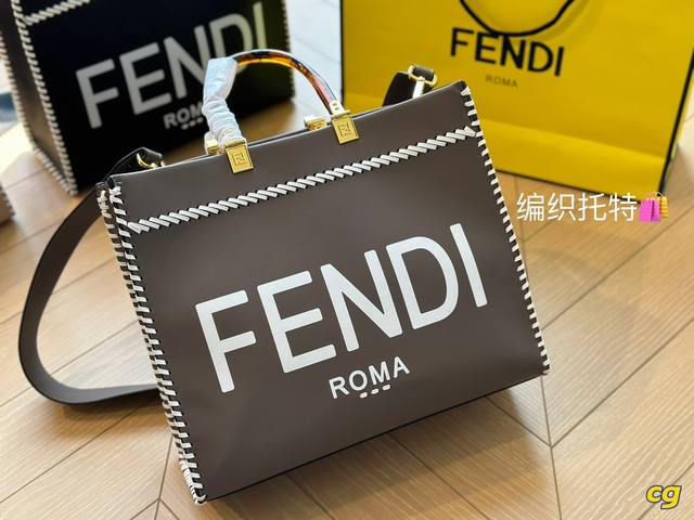 尺寸 36Cm F家 Fendi Peekabo 购物袋 经典的tote造型 但是这款最大的特点 手提腋下
