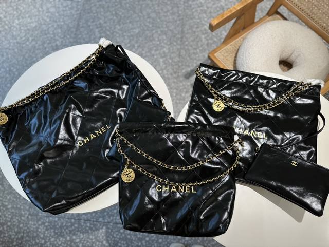 高级油腊皮 礼盒包装 Chanel 22Bag 以数字命名的 垃圾袋 2021 年10 月 Chanel 品牌艺术总监virginie Viard在2022年春