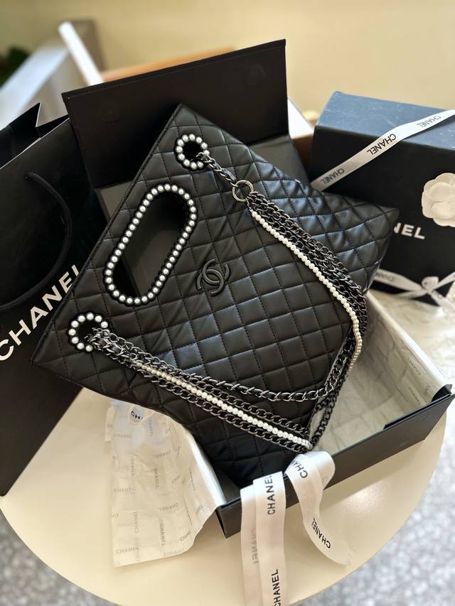 礼盒包装 Chanel 23A手工坊珍珠链条购物袋 复古亮面小牛皮 珍珠 黑色金属扣包包可以当腋下包 也可以手拎那个镶满珍珠的把手 还可以折叠过来手抓或者夹在腋