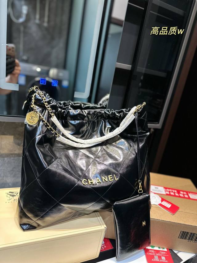 礼盒包装 Chanel 22Bag 以数字命名的 垃圾袋 2021 年10 月 Chanel 品牌艺术总监virginie Viard在2022年春夏 时装秀_