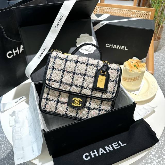 折叠礼盒 跟着买就对了 Chanel 22K铭牌豆腐包 Chanel 23K秋冬新品必入系列tew 被23K铭牌豆腐包惊艳到了+ 中古铭牌设计感 居然出现在22