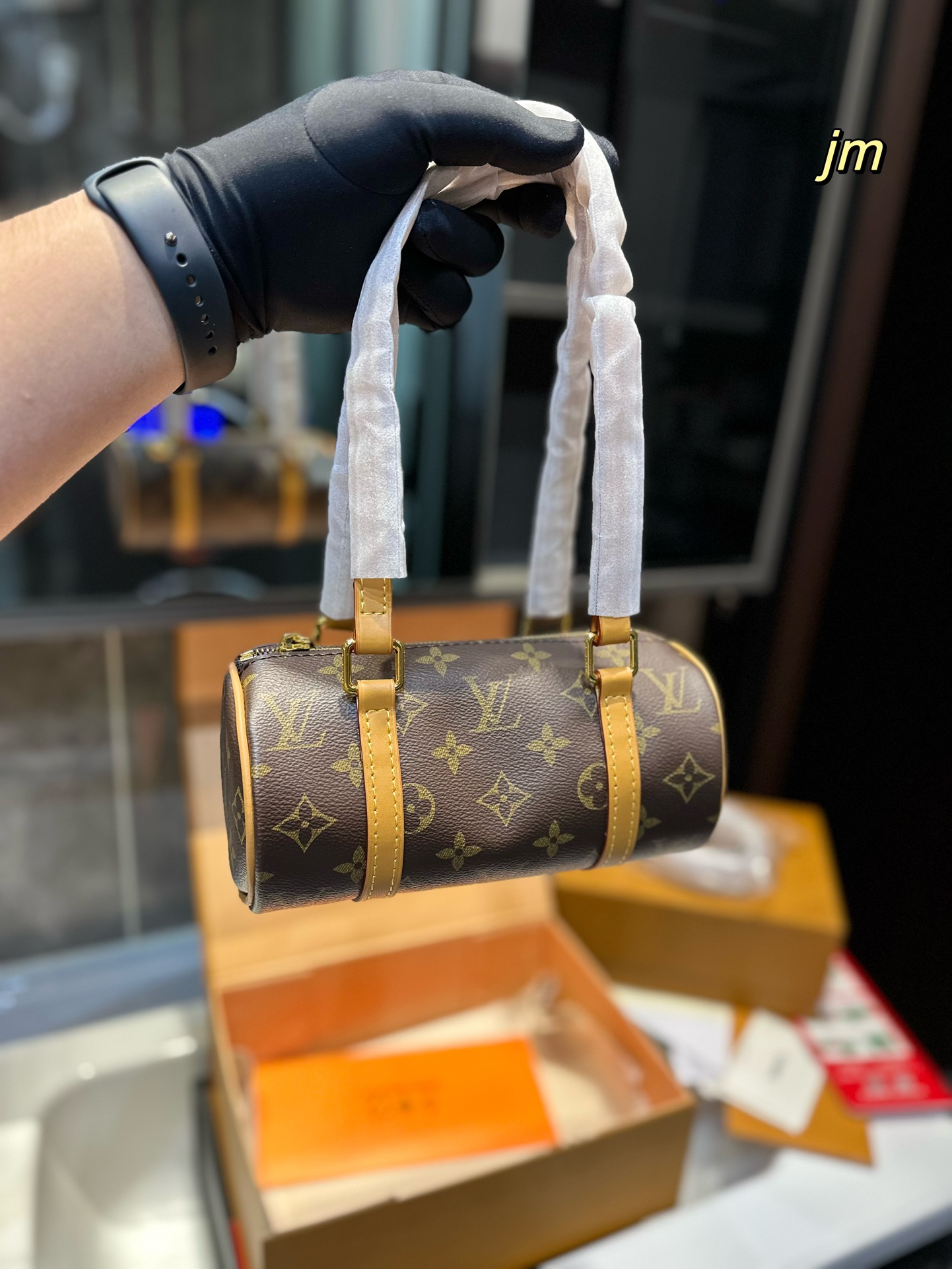 礼盒包装 Louis Vuitton推荐的中古圆筒包 也是腋下包 搭配链条可斜挎 今年大火的腋下包 可见的岁月更迭并不能阻止它不败的人气