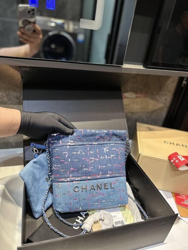 礼盒包装 Chanel 牛仔亮片22Bag 以数字命名的 垃圾袋 2021 年10 月 Chanel 品牌艺术总监virginie Viard在2022年春夏