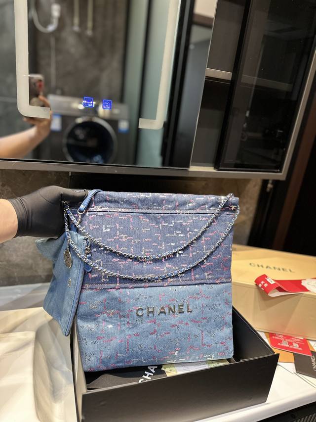 Chanel 牛仔亮片22Bag 以数字命名的 垃圾袋 2021 年10 月 Chanel 品牌艺术总监virginie Viard在2022年春夏 时装秀_上