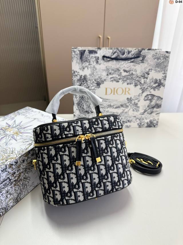 Dior迪奥 Fall 23 化妆包 盒子包 可可爱爱 别看它小 也很能装哦 可以手提也可斜挎d-94尺寸19.12.15折叠盒