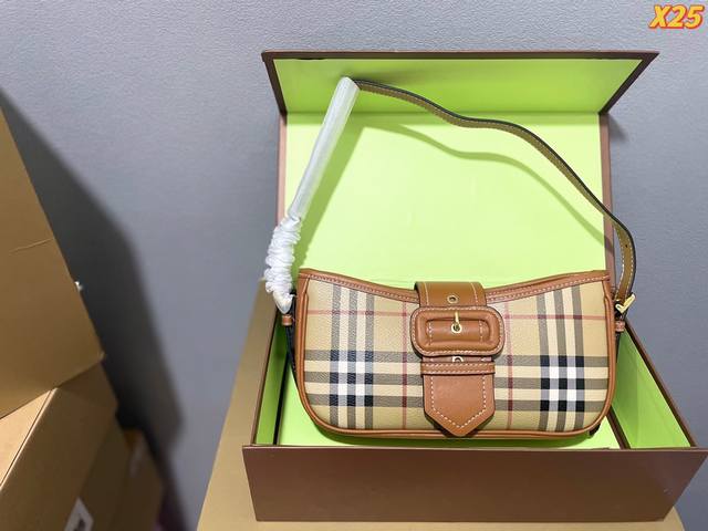 Size:23 11 折叠礼盒 Burberry New Bag Sling 巴宝莉最新款腋下包 经典格纹搭配从风衣元素 提取的环扣设计 外加 调节肩背带 上身
