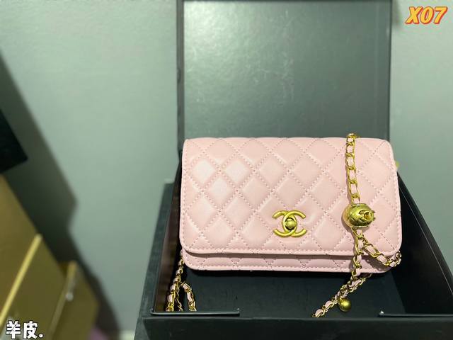 折叠礼盒 Chanel 小金球系列 发财woc Woc全称wallet On Chain 永远都是排在第一位的绝美搭配 羊皮口盖包 复古鎏金五金装饰 最最最..
