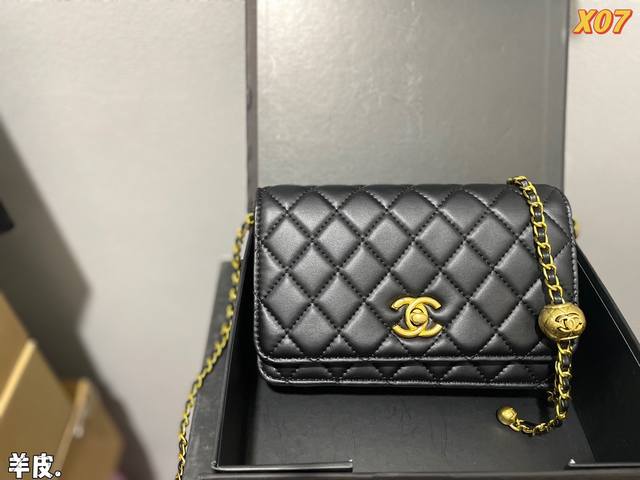 折叠礼盒 Chanel 小金球系列 发财woc Woc全称wallet On Chain 永远都是排在第一位的绝美搭配 羊皮口盖包 复古鎏金五金装饰 最最最..