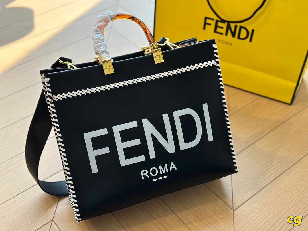 尺寸 36Cm F家 Fendi Peekabo 购物袋 经典的tote造型 但是这款最大的特点 手提腋下