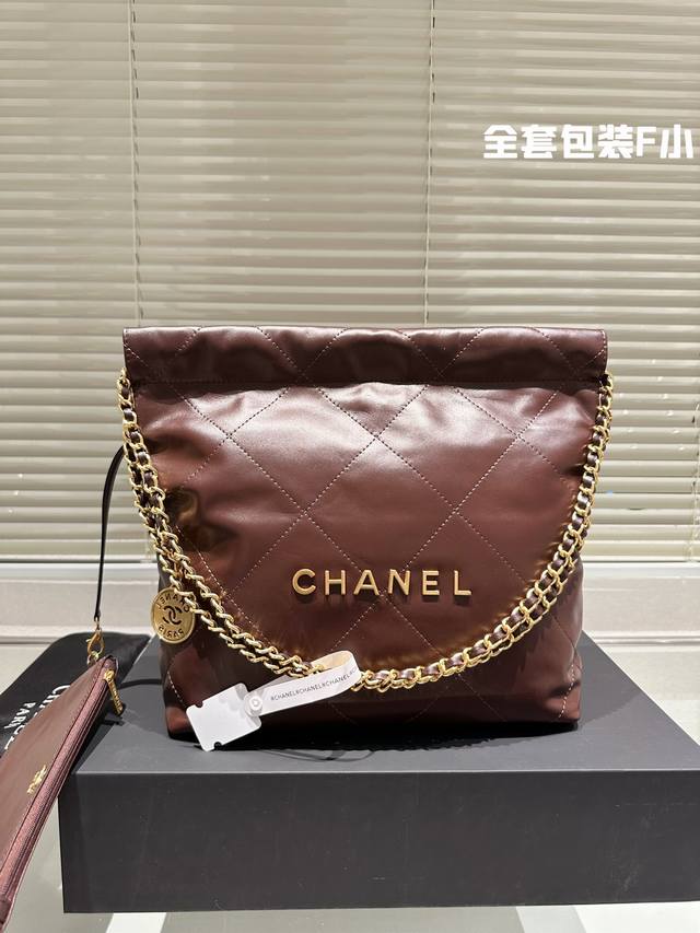 纯皮版 折叠礼盒 Chanel全新配色 皮质油亮柔软光泽小牛皮 22Bag 以数字命名的 垃圾袋 2021 年10 月 Chanel 品牌艺术总监virgini