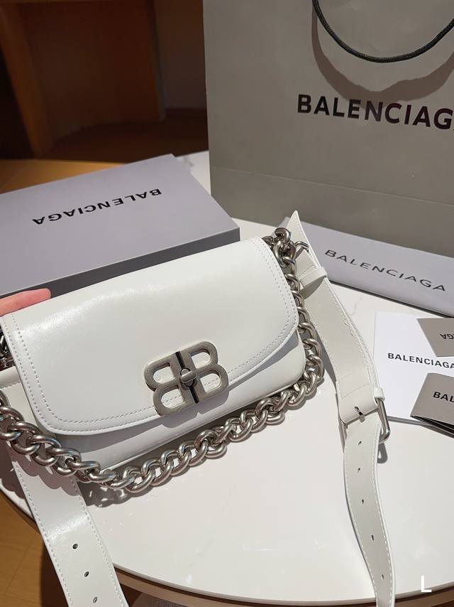 礼盒包装 Balenciaga 巴黎世家 Bb Soft Flap Bag新款包包 Bb Soft Flap Bag 直接超越了crush 在我心里的地位 银色 - 点击图像关闭