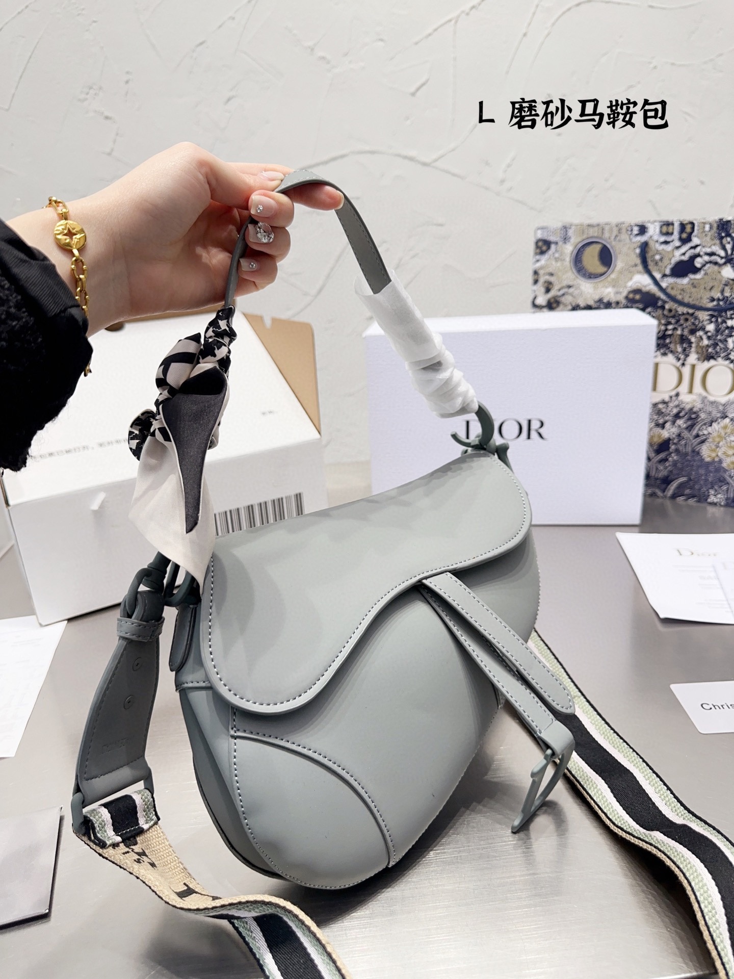 折叠盒 包装升级 迪奥diorsaddle马鞍包 它的造型来自于2000年时任dior设计师john Galliano的创新设计 他希望在他设计理念的感召下 女