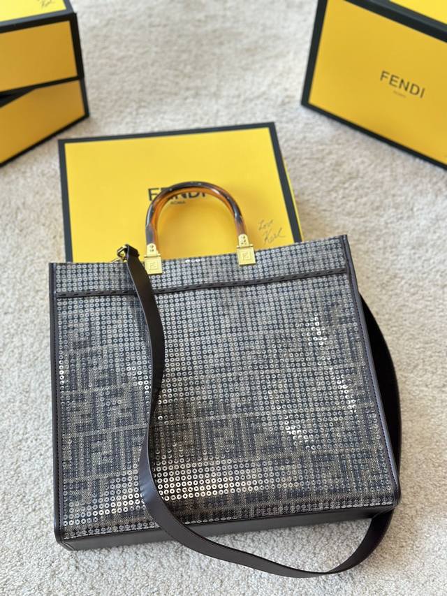 尺寸 35*31Cm F家 Fendi Peekabo 购物袋 经典的tote造型 亮片托特包