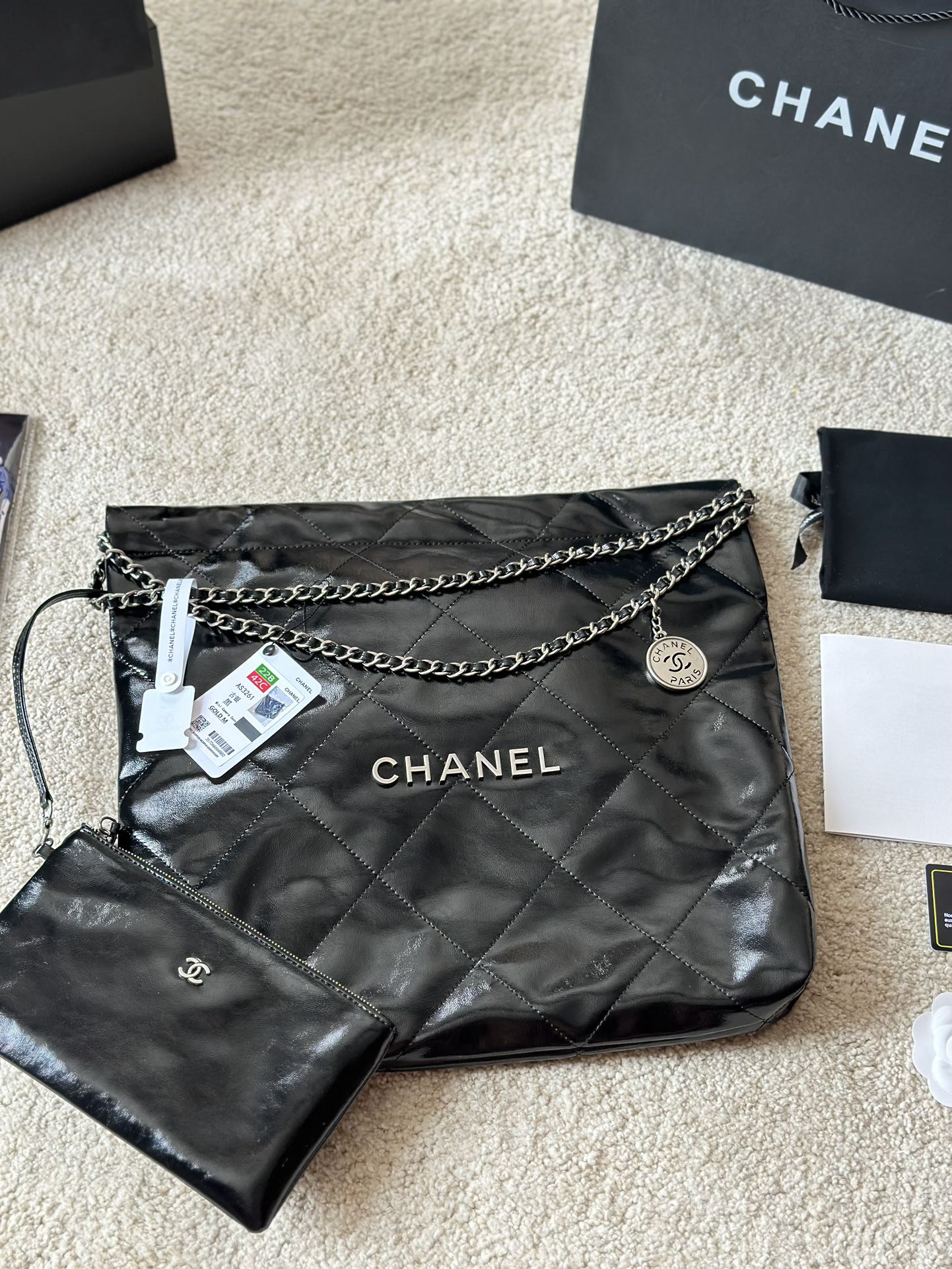 复刻版 大号 Chanel 22Bag 以数字命名的 垃圾袋 2021 年10 月 Chanel 品牌艺术总监virginie Viard在2022年春夏 时装