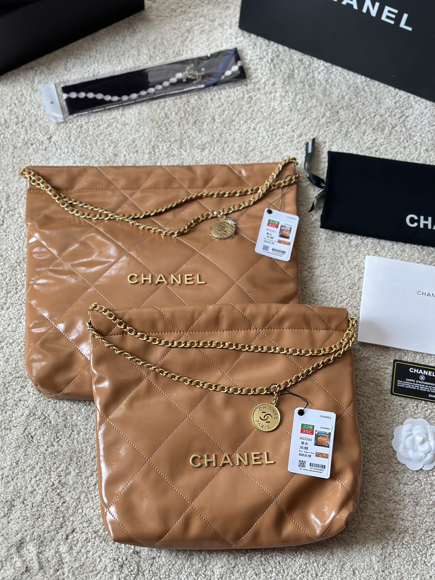 复刻版 大号 Chanel 22Bag 以数字命名的 垃圾袋 2021 年10 月 Chanel 品牌艺术总监virginie Viard在2022年春夏 时装 - 点击图像关闭
