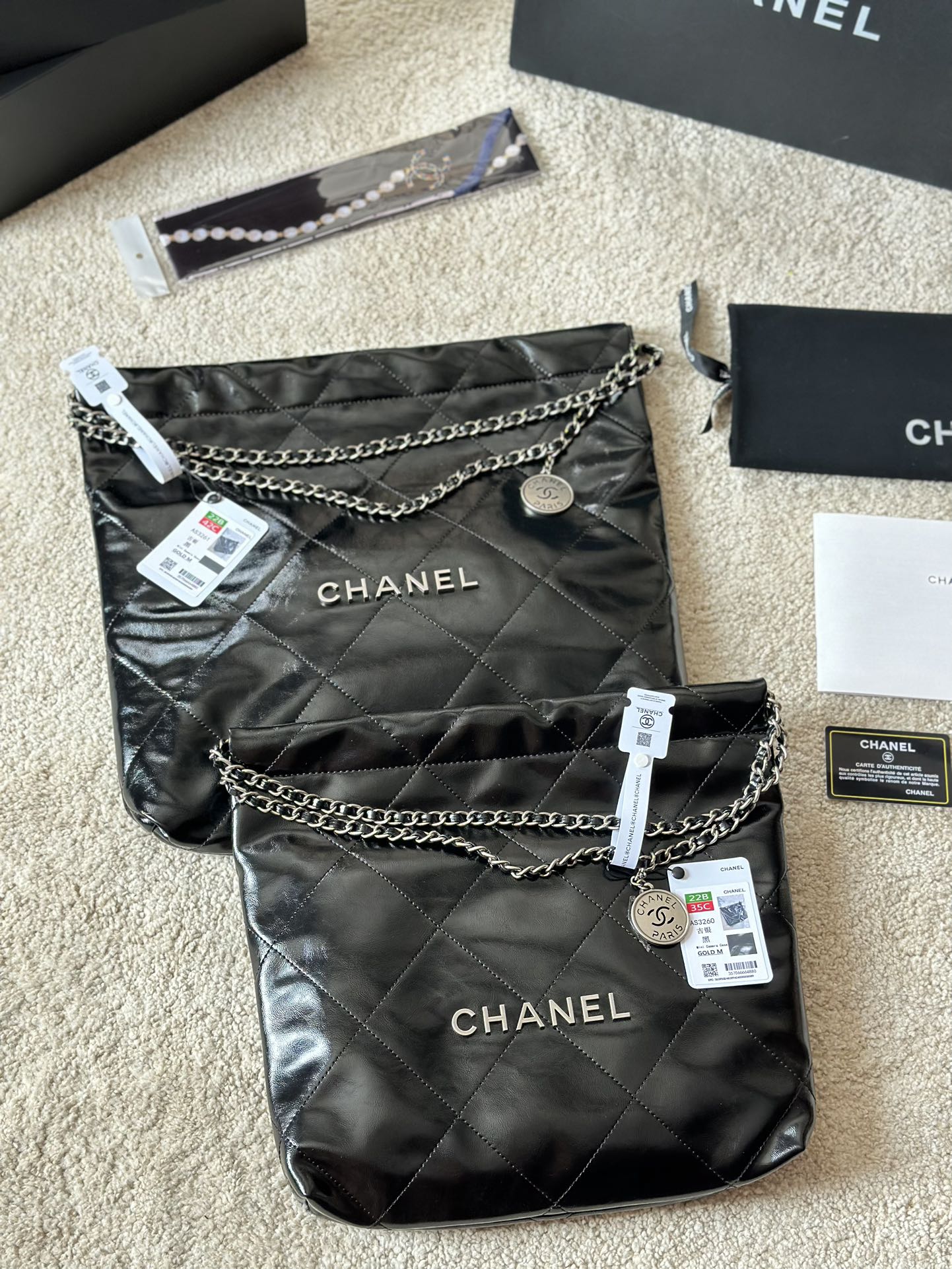 复刻版 大号 Chanel 22Bag 以数字命名的 垃圾袋 2021 年10 月 Chanel 品牌艺术总监virginie Viard在2022年春夏 时装