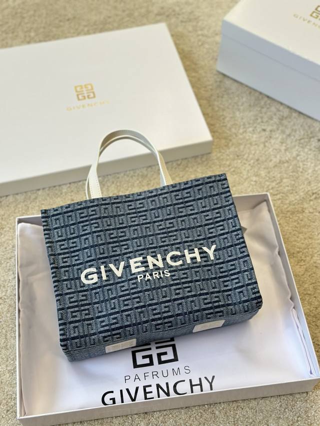 牛仔 小号 Givenchy 纪梵希 4G浮雕的设计也太好看啦~ 不得不说纪梵希更换设计师后 低调走在潮流前线 设计的包包一个比一个好看 今天给宝宝们分享近期店