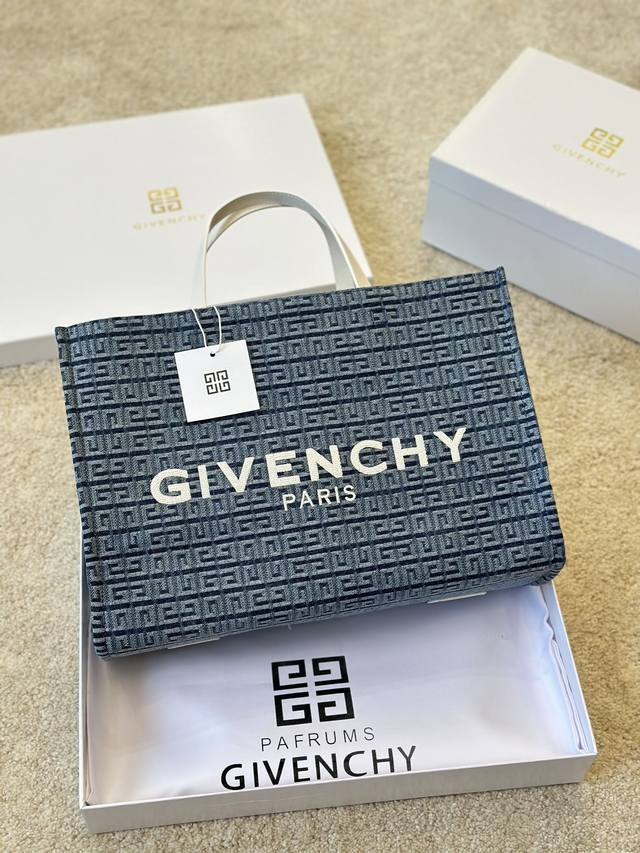 牛仔 大号 Givenchy 纪梵希 4G浮雕的设计也太好看啦~ 不得不说纪梵希更换设计师后 低调走在潮流前线 设计的包包一个比一个好看 今天给宝宝们分享近期店